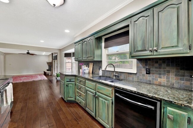 Building Photo - Charming Ranch in Rockwood!