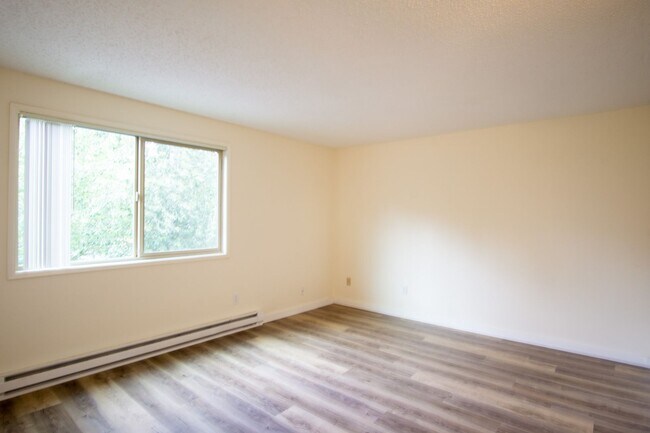 Building Photo - Spacious Top Flr 2Bdr Flat, W/D Hk-Up, D/W...