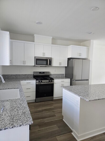 Building Photo - 5350 Seacliff Pl