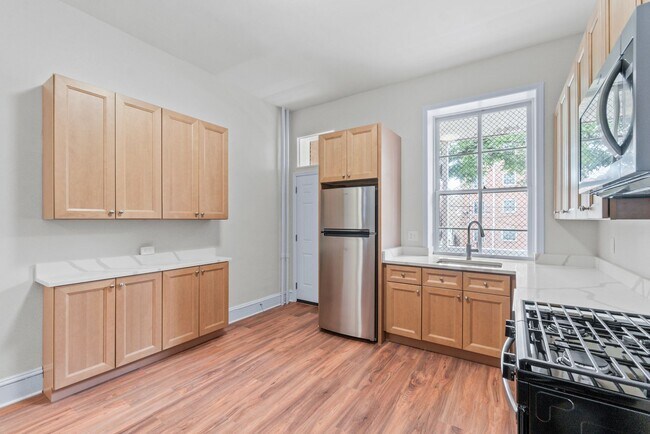 Building Photo - Spacious 6BR/2.5BA in CV AVAILABLE June 2026