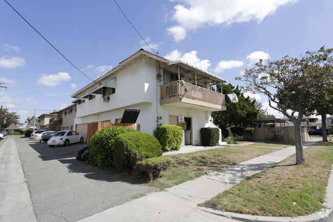 Building Photo - 305 N Bayport Cor