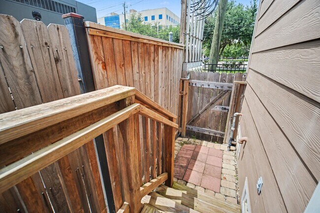 Building Photo - 1744 W 25th St