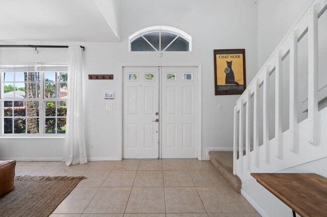 Building Photo - 1527 S Club Dr