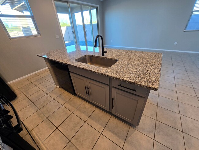 Building Photo - 3 Bedroom/ 2 Bath Red Rock Oasis