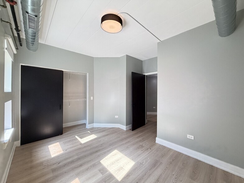 Building Photo - 941 W Belmont Ave