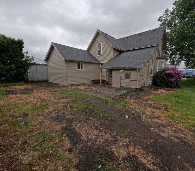 Building Photo - 4 bedroom, 2 bath house located in Downtown Stayton, OR