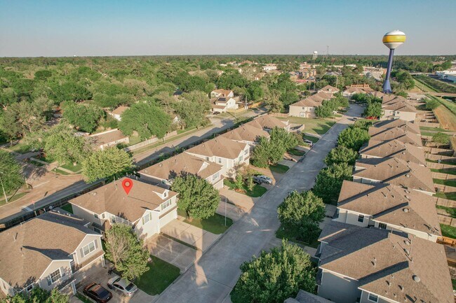 Building Photo - 17230 Oakwood Chase Dr