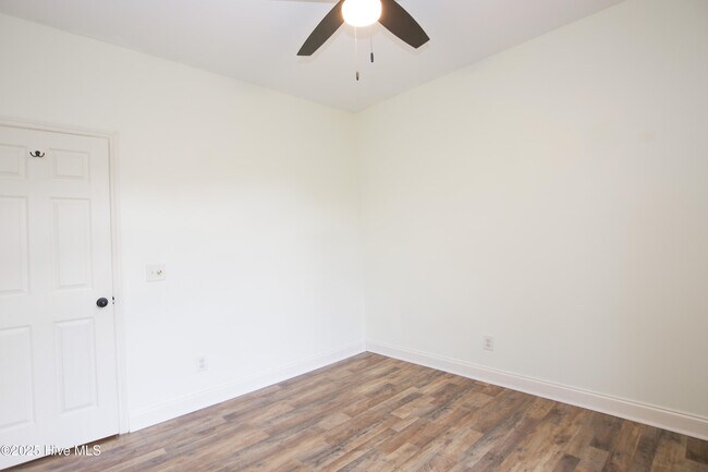 Building Photo - 102 Willow Creek Ln