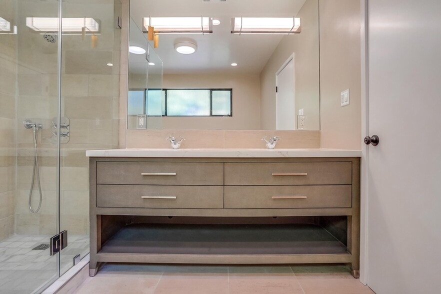 Master Bathroom - 556 Luton Dr