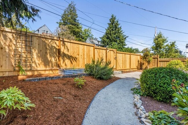 Building Photo - Charming and Cozy Air-Conditioned High Point Rambler (1st Month Free)