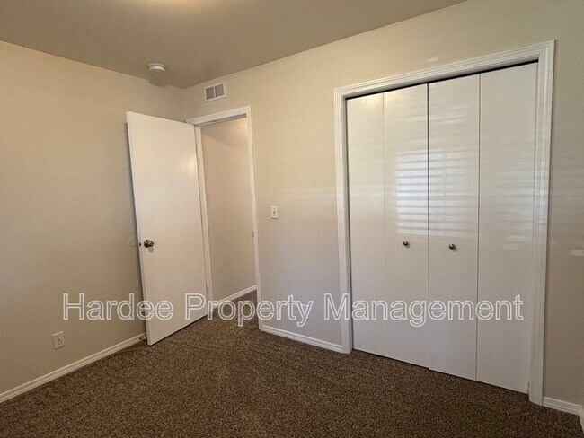Building Photo - 2411 W Baystone Dr