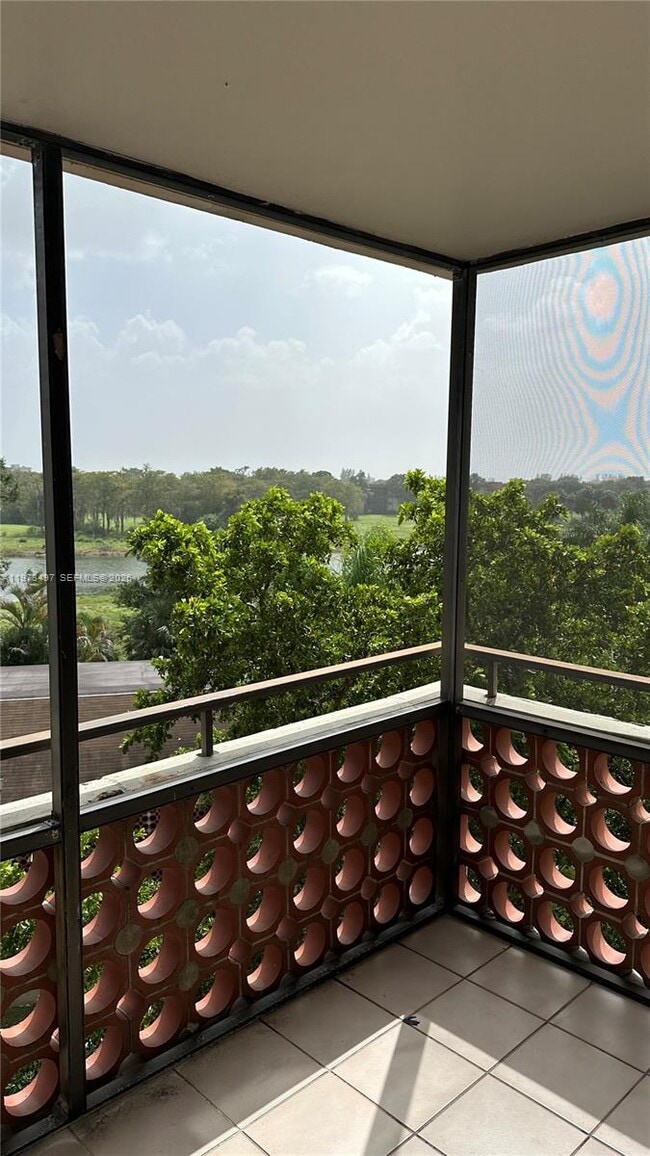 Building Photo - 4222 Inverrary Blvd