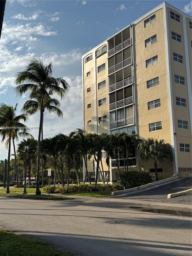 Building Photo - 555 Crandon Blvd