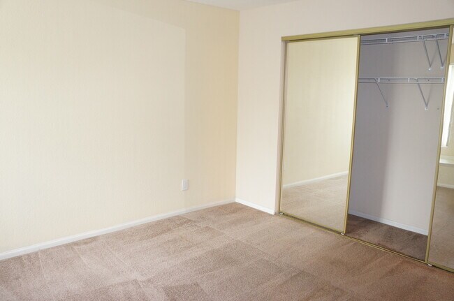Building Photo - WONDERFUL 2 BEDROOM CONDO ON SECOND FLOOR