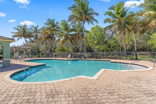 Building Photo - 250 Crestwood Cir