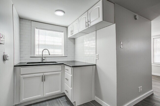 Building Photo - A Stunning, Updated Home in the heart of Dallas