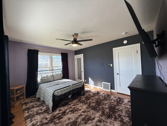 Building Photo - 3 Bedroom, 2 Bathroom charming Craftsman Style Home nestled in the heart of Tulare, CA