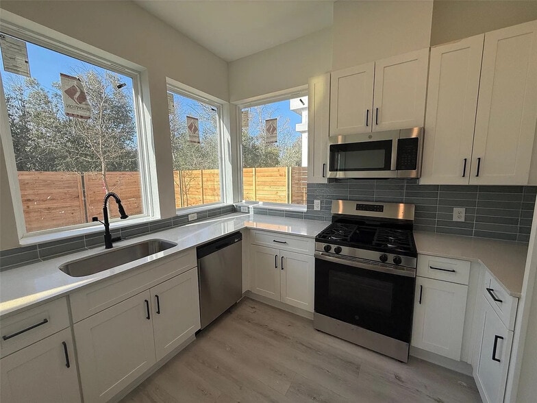 Building Photo - Room in Apartment on Riverside Farms Rd
