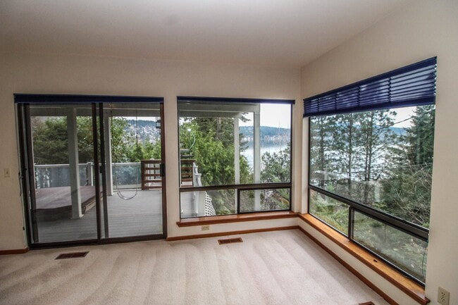 Building Photo - Spacious 4-Bedroom Home with Stunning Lake...