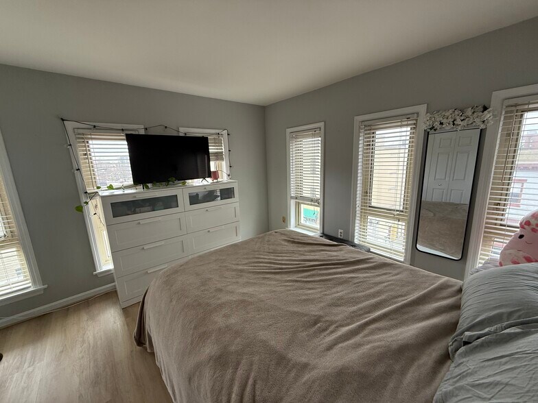 Building Photo - 911 S Charles St