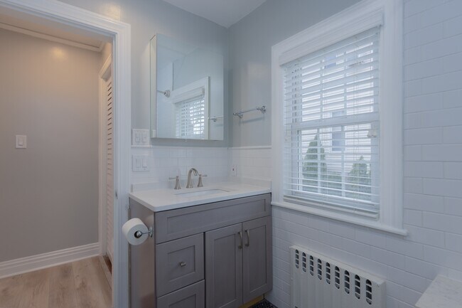 Building Photo - 11 Oak Ave