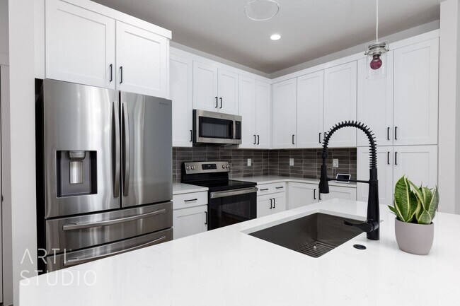 Building Photo - 3 Bedroom, 2.5 Bathroom Townhome in Auburn...