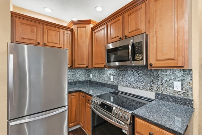 Building Photo - Charming 3 Bedroom/4 Bathroom Detached Home Located In The South Side Flats.  Available Immediately.