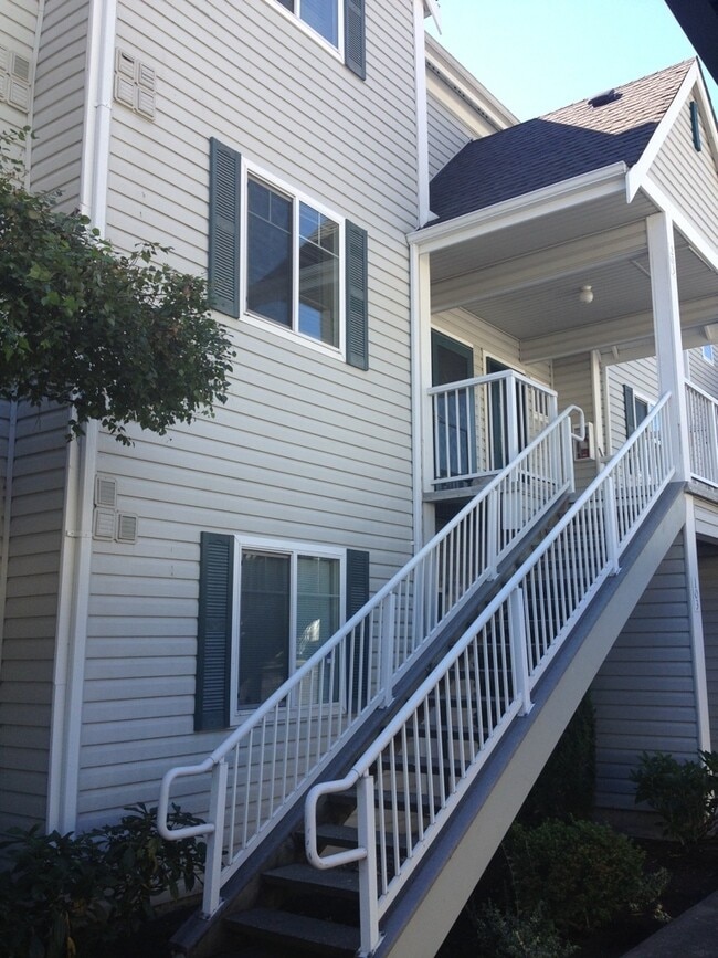 Building Photo - 3 Bedroom Town Home in Emerald Pointe