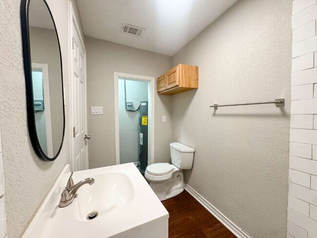 Building Photo - Newly Remodeled One Bed, One Bath in Cleburne