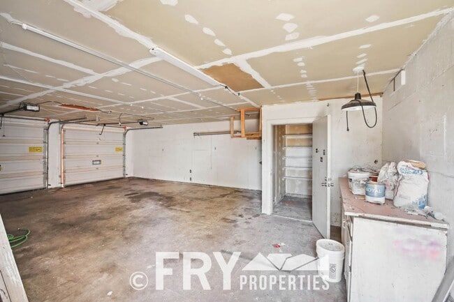 Building Photo - Brick Ranch Home Near Olde Town