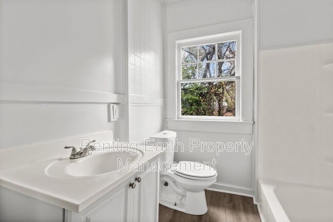 Building Photo - 612 12th St W