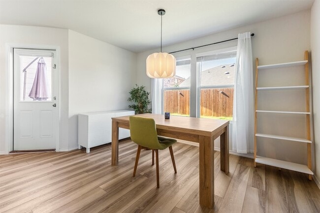 Building Photo - 10112 Falkland Rd