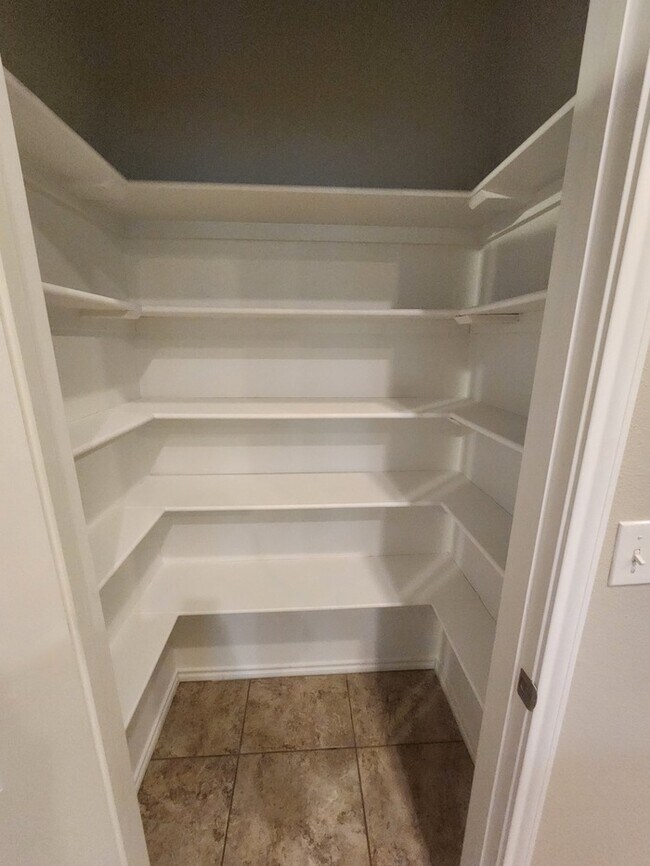 Building Photo - In Legends Park neighborhood! 3 bed 2 bath 2 car garage