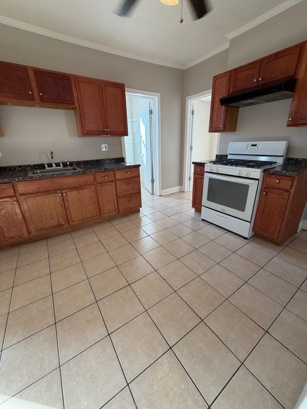 Building Photo - 171 Capen St