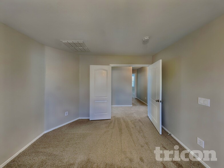 Building Photo - 4843 W Dunbar Dr