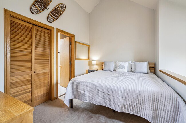 Building Photo - 907 E Mountain Rd