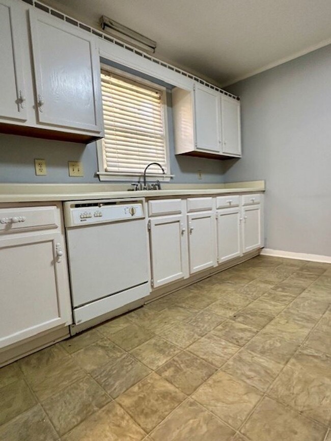 Building Photo - HALF OFF FIRST MONTH!! Very Nice 2 Bedroom...