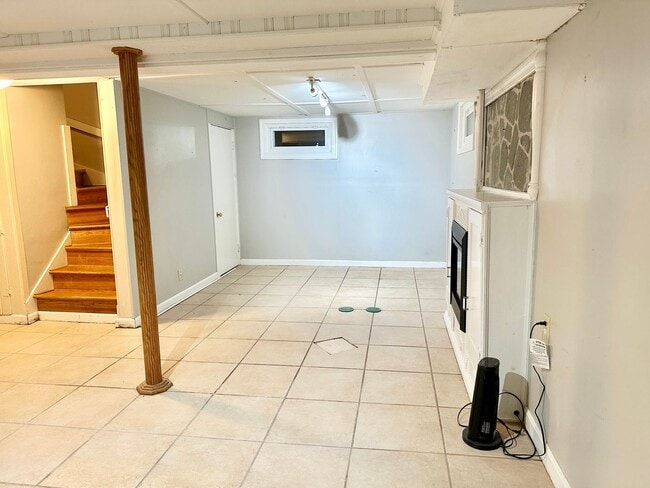 Building Photo - Updated 4 Bedroom House