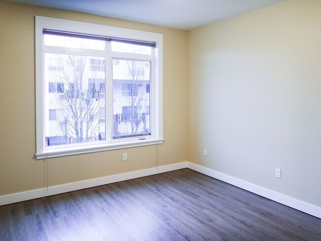 Building Photo - Lakeside 2BR Condo with Modern Finishes & ...