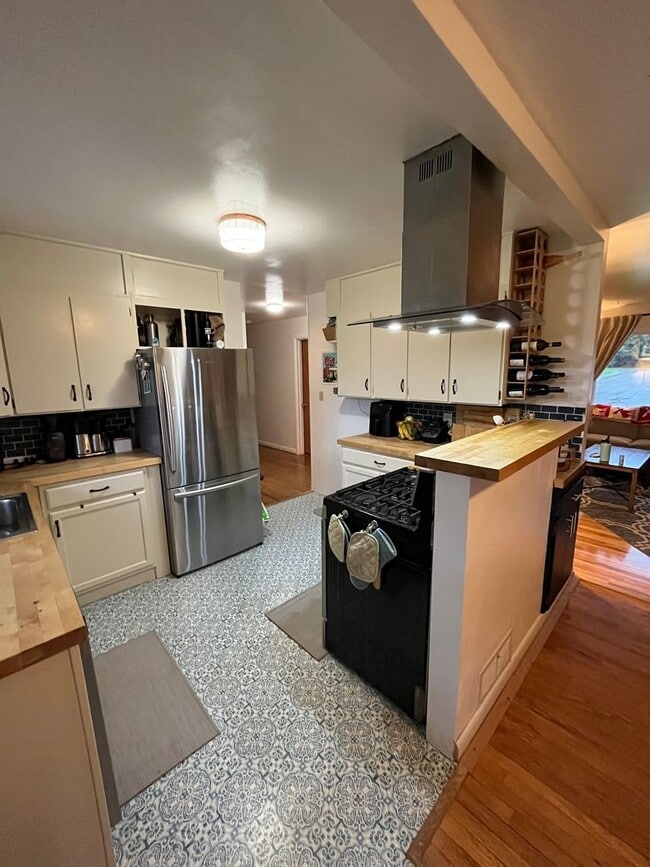 Building Photo - FULLY FURNISHED Midtown Three Bedroom Space for Rent, Great Location!