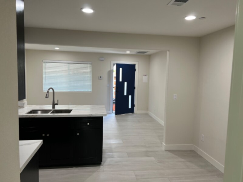 Building Photo - 954 J St