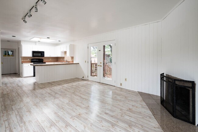 Building Photo - Sunlit One-Bedroom Gem
