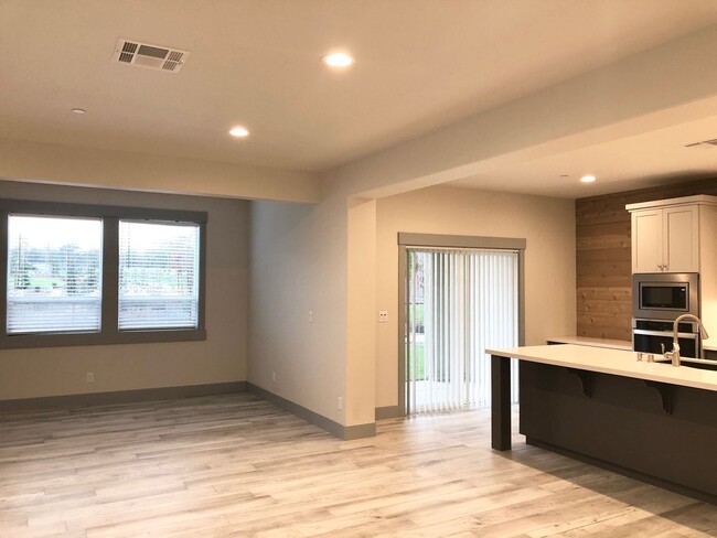 Building Photo - Lovely Home in New Community 10 min North ...