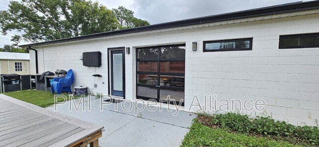 Building Photo - 2319 Drake Dr