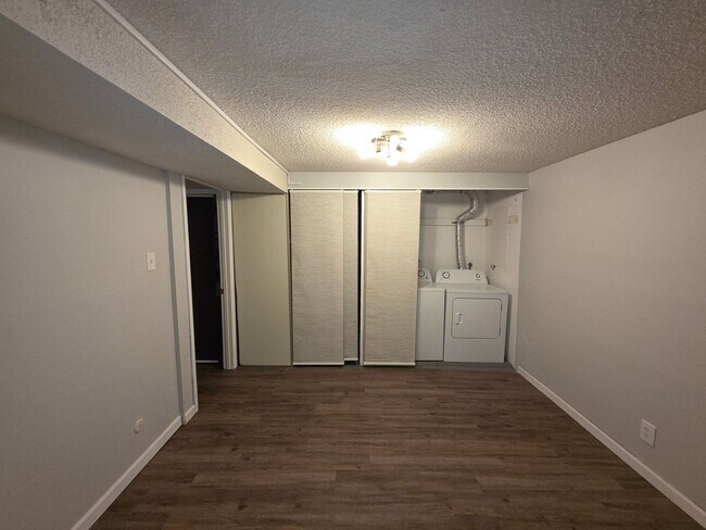 Building Photo - Great 3 Bedroom Townhouse In Aurora!