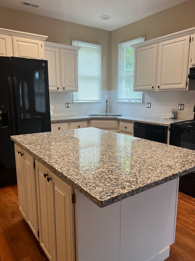 Building Photo - 54 W Sharon Rd