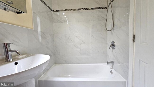 Building Photo - 2806 Ryerson Pl