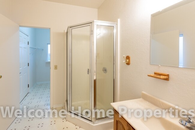 Building Photo - Beautiful Country Home on 1 Acre
