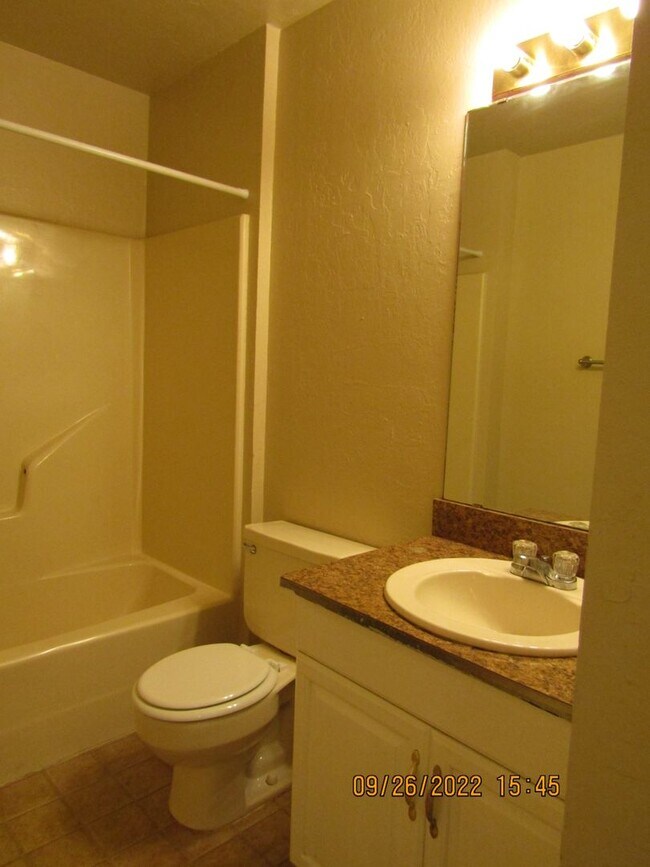 Building Photo - Very nice home located in the Rolling Hill...