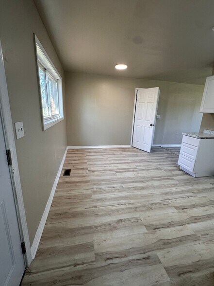 Building Photo - 4200 Narcissus Dr